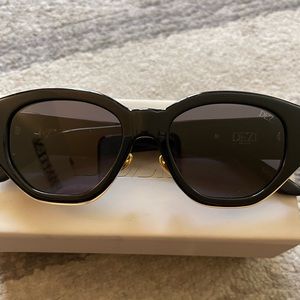 Dezi Sunglasses in Style “Charge It”